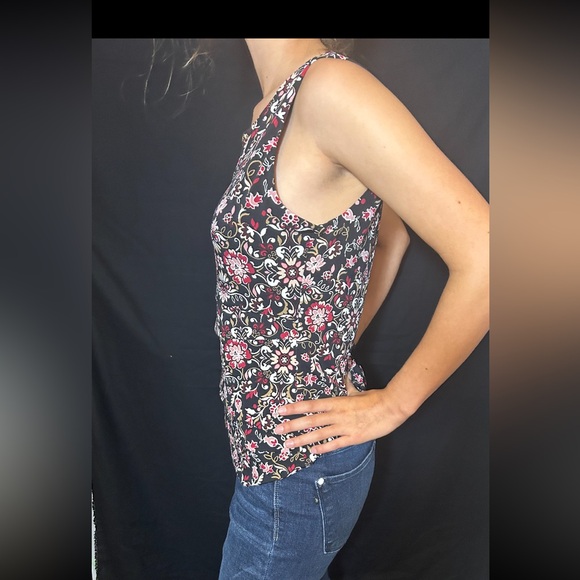 White House Black market top, sleeveless floral, tank top size medium - Picture 3 of 14